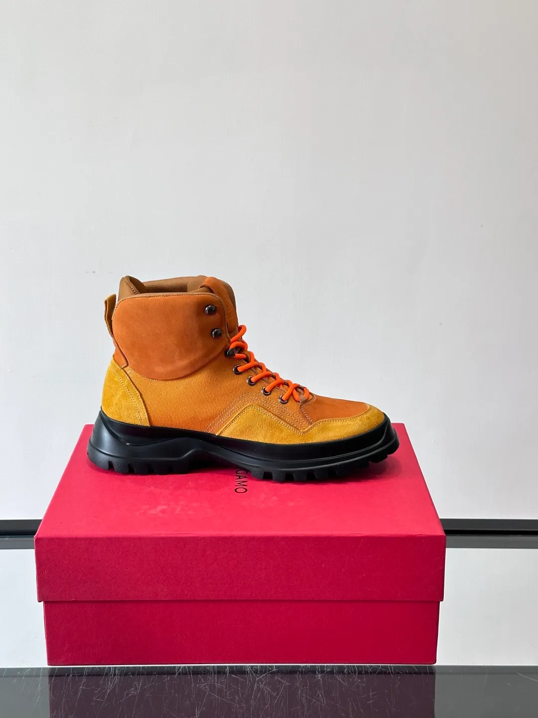 Men's shoes 💰960. Ferragamo's thick-soled lace-up short boots are made of suede + fabric splicing. They have a delicate texture and are breathable. The black rubber thick soles are wear-resistant and have strong traction. They can be worn every day outdoors! The shoelaces are super vibrant and the metal fastener details are perfect. The boot shaft is adjustable, comfortable and stable to wear. It goes well with workwear style or casual style in autumn and winter. It is warm and fashionable. It is suitable for outdoor activities or daily commuting! size: 39-44 (customized at 38.45.46)